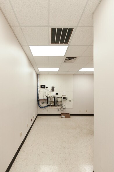 More Photos Of 409 Chicago Dr, Fayetteville Flex For Lease