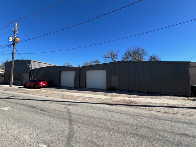 More Photos Of 301 Adams St, Houston Light Manufacturing For Sale