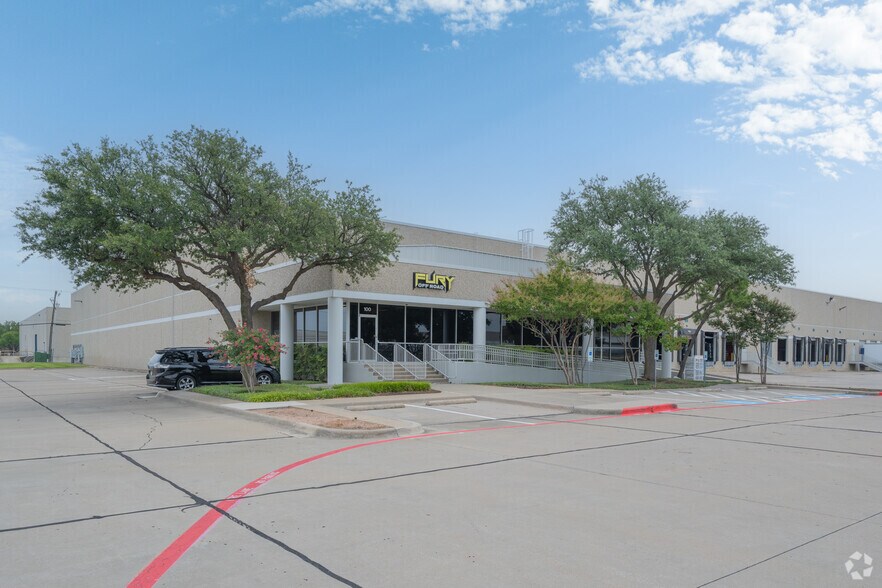 More Photos Of 8904 N Royal Ln, Irving Unknown For Lease