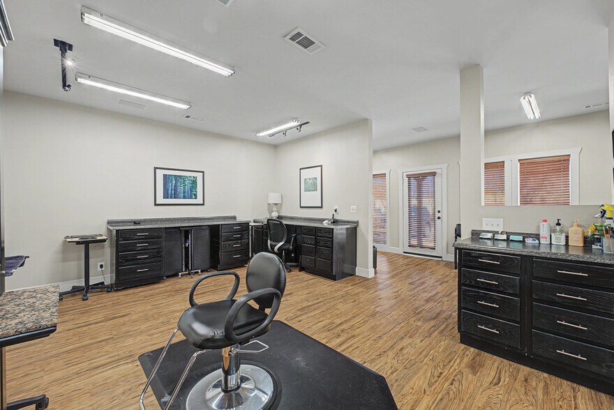 More Photos Of 1133 NW J St, Bentonville Office For Sale