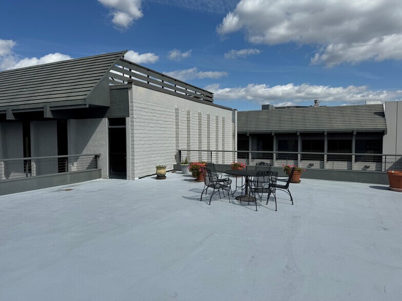 More Photos Of 17337 Ventura Blvd, Encino Office For Lease