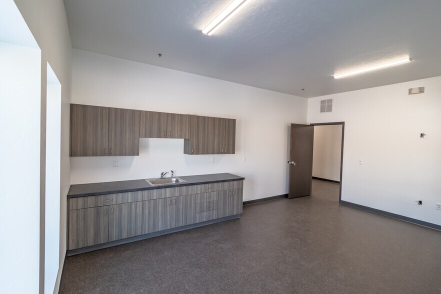 More Photos Of 479 N Broadmore Way, Nampa Warehouse For Sale