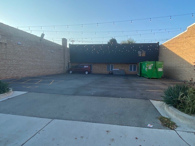 More Photos Of 7700 W Madison St, Forest Park Flex For Lease