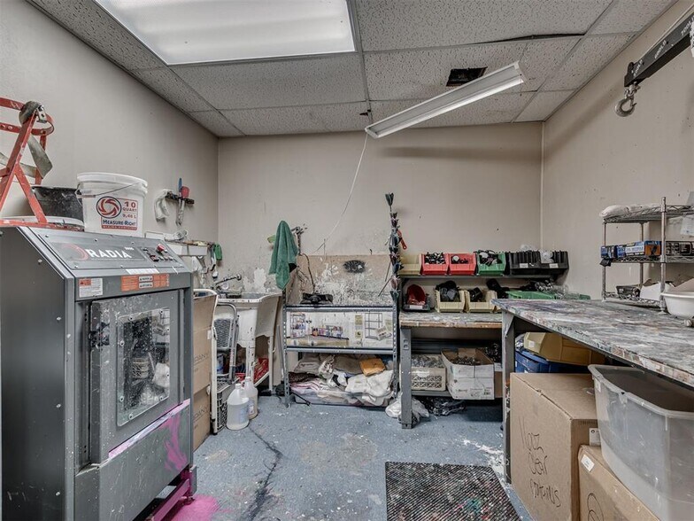 More Photos Of 6726 NW 38th St, Bethany Office For Sale