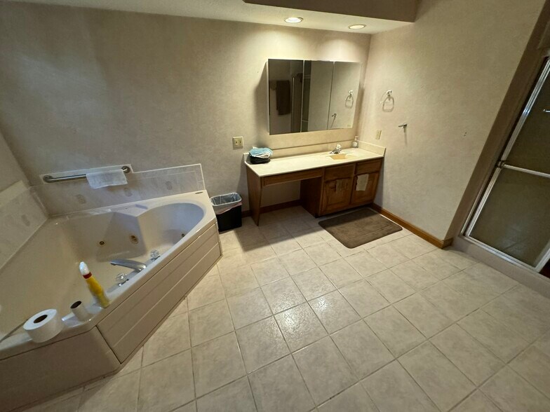 More Photos Of 1173 Manchester Ave SW, North Lawrence Office Residential For Sale