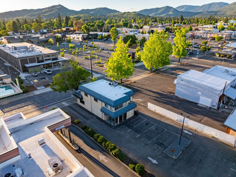 More Photos Of 735 SE 7th St, Grants Pass Office For Sale