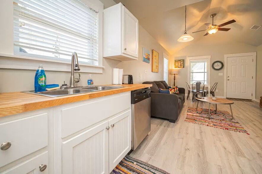More Photos Of 5481 Highway 35 N, Rockport Specialty For Sale