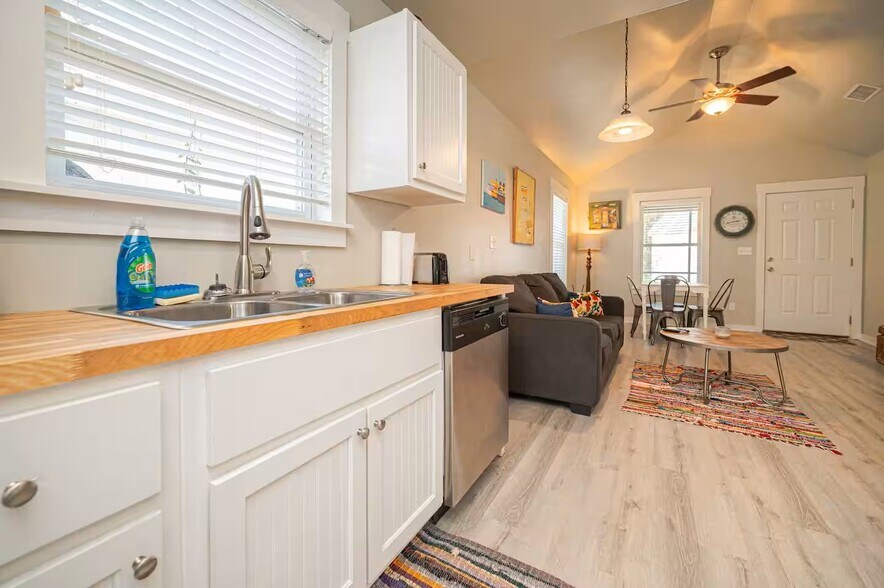 More Photos Of 5481 Highway 35 N, Rockport Specialty For Sale