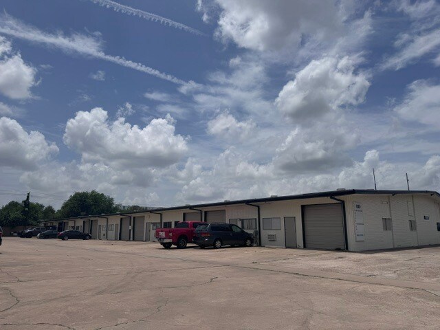 Primary Photo Of 6101 Pinemont Dr, Houston Warehouse For Lease