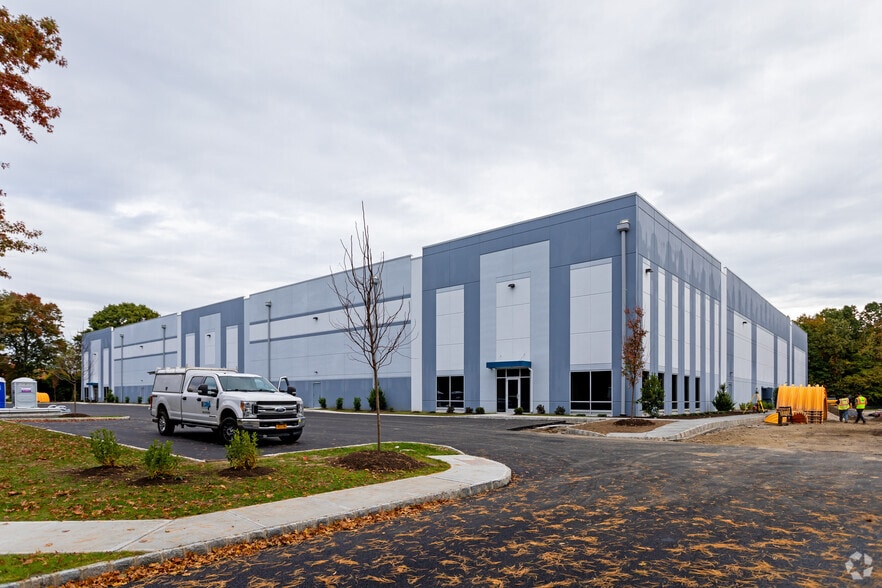 More Photos Of 94 Business Park Dr, Armonk Warehouse For Lease