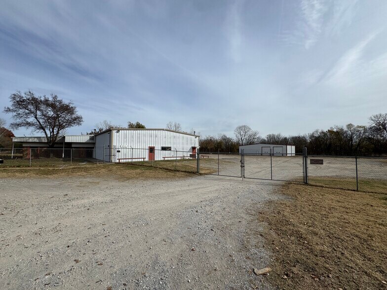 More Photos Of 28677 Amah Pkwy, Claremore Manufacturing For Lease