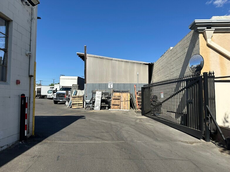 More Photos Of 2901-2905 Winona Ave, Burbank Manufacturing For Lease