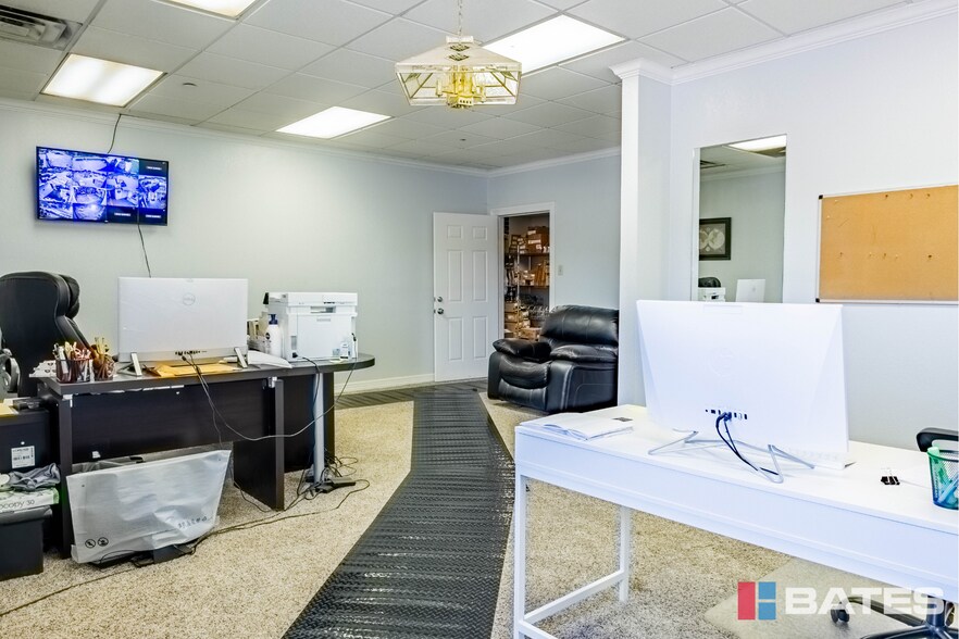 More Photos Of 1812 Garden Spring Dr, Dallas Warehouse For Sale