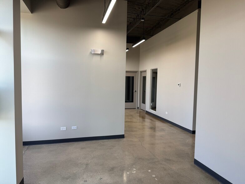 More Photos Of 945 Criss Cir, Elk Grove Village Light Manufacturing For Lease