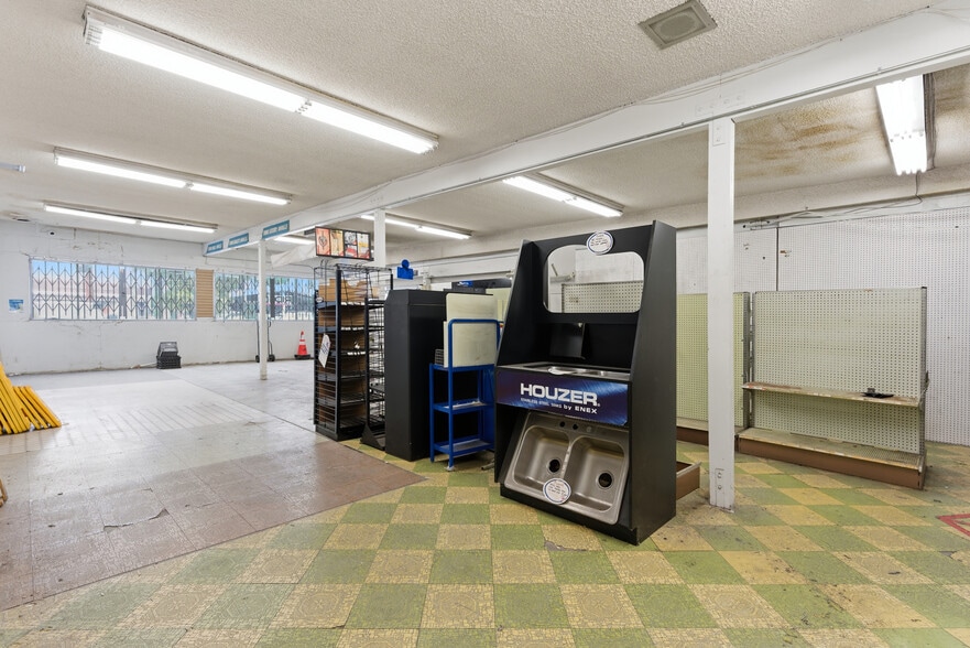 More Photos Of 18446 Vanowen St, Reseda Storefront For Sale