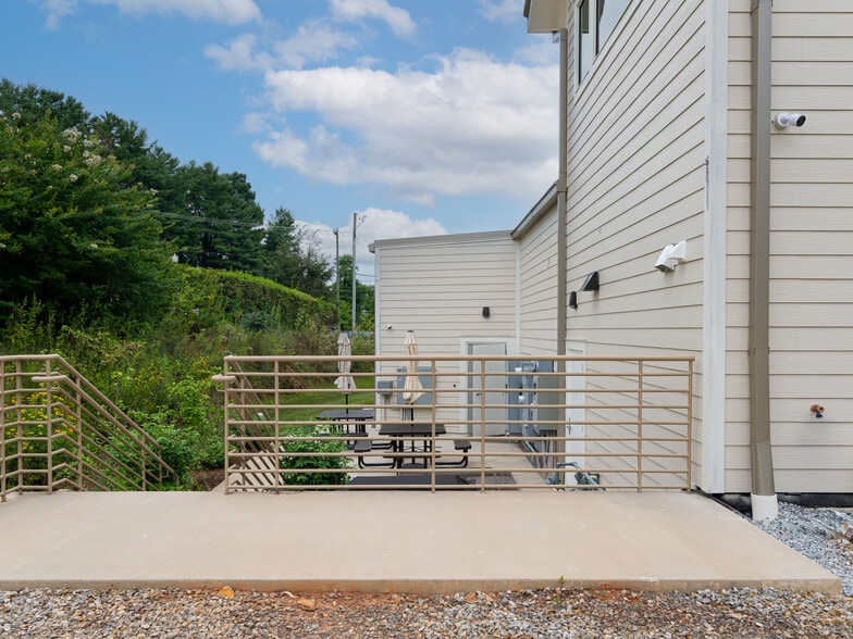 More Photos Of 559 Long Shoals Rd, Arden Medical For Lease