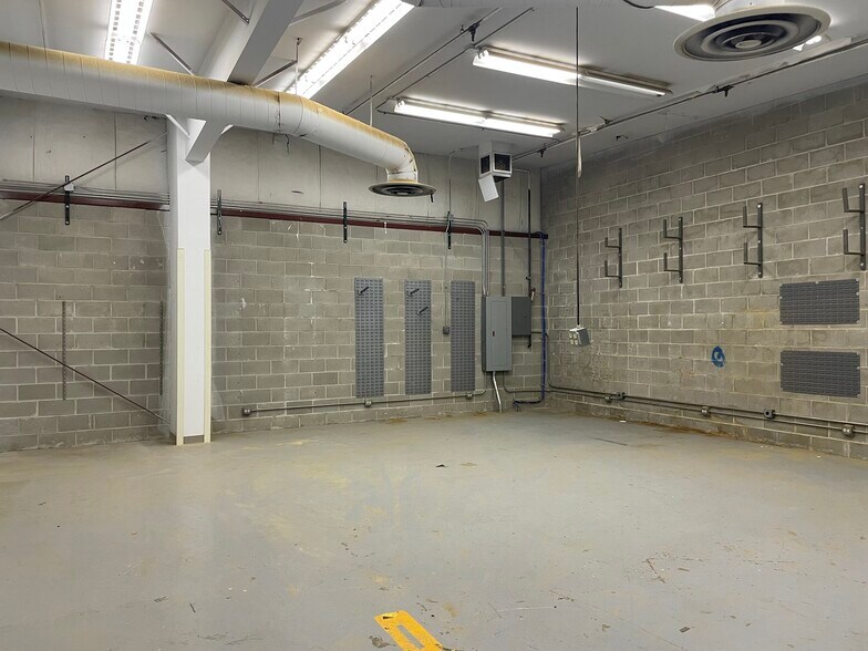 More Photos Of 822 W Wilson Ave, Chicago Warehouse For Sale