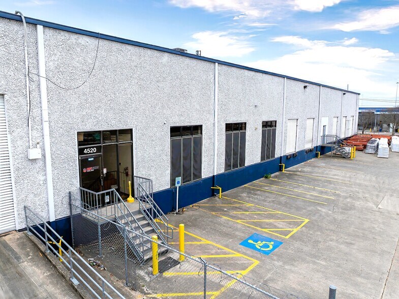 More Photos Of 4514-4520 Tejasco, San Antonio Warehouse For Lease