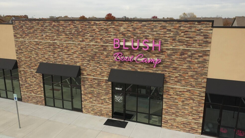 Primary Photo Of 10921 N Summit St, Kansas City Storefront For Lease