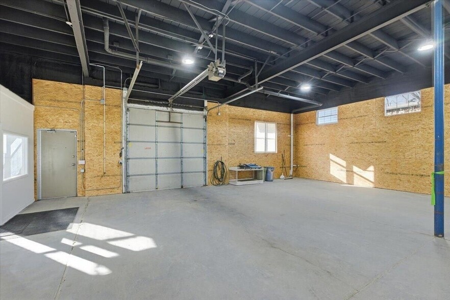 More Photos Of 724 Creek Top St, Council Bluffs Warehouse For Lease