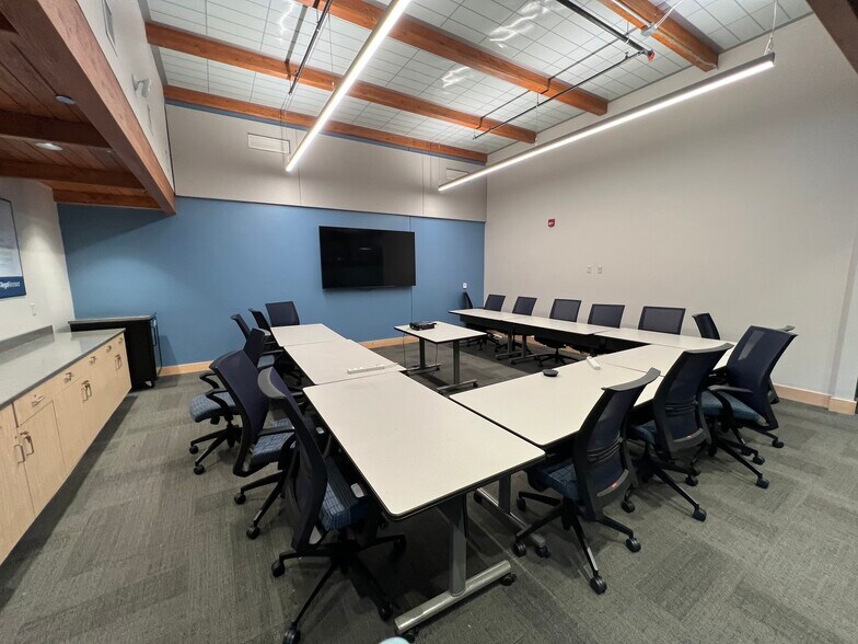 More Photos Of 449 Gardner St, South Beloit Manufacturing For Sale