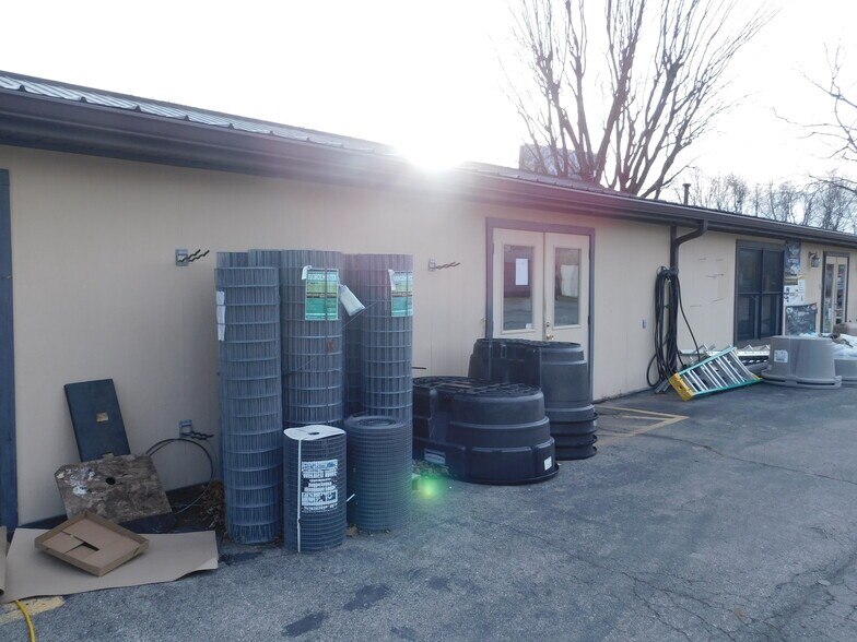 More Photos Of 2086 E US Highway 36, Rockville Convenience Store For Sale