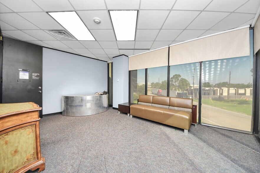More Photos Of 6100 Corporate Dr, Houston Medical For Sale
