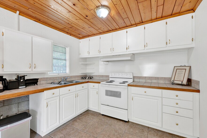 More Photos Of 19205 State Highway 181, Fairhope Office For Sale