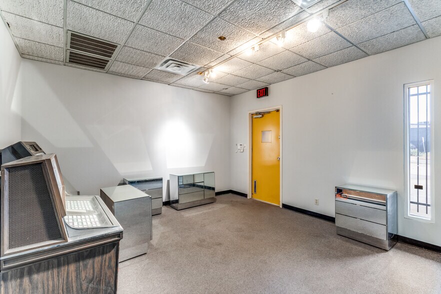 More Photos Of 4906 Don Dr, Dallas Flex For Sale