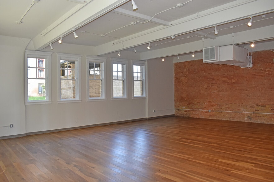 More Photos Of 2218 Bryan St, Dallas Office For Lease