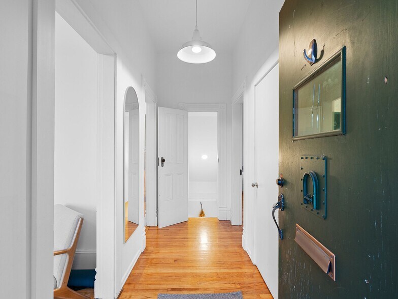 More Photos Of 1305 SE Belmont St, Portland Office For Sale