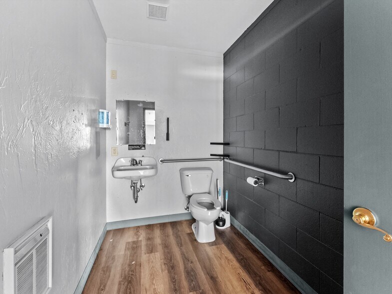 More Photos Of 1930 E Mason St, Green Bay Freestanding For Lease