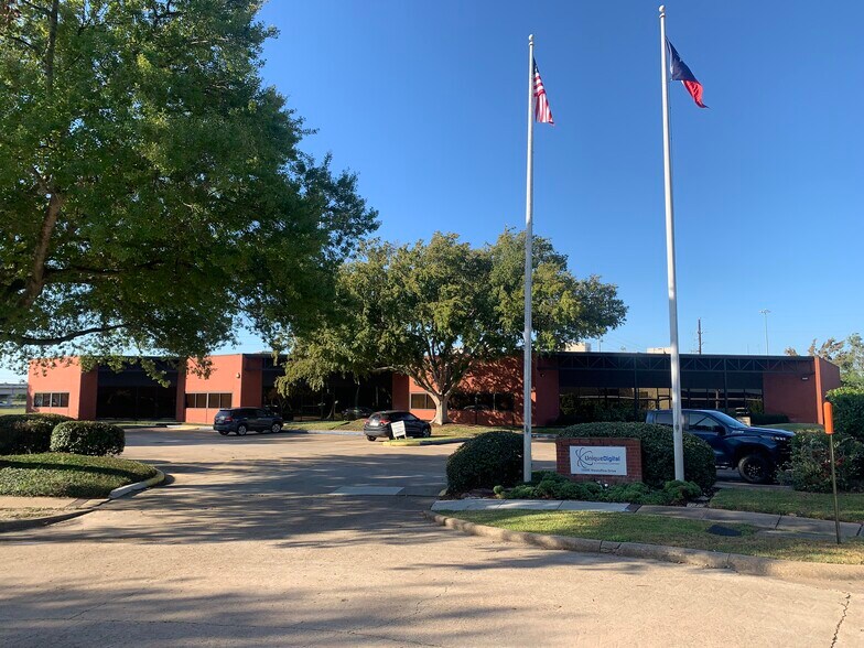 More Photos Of 10595 Westoffice Dr, Houston Light Distribution For Lease