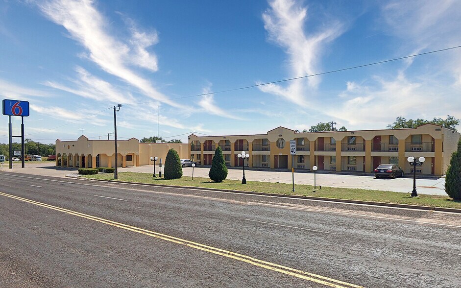 More Photos Of 1006 E 12th St, Shamrock Hotel For Sale