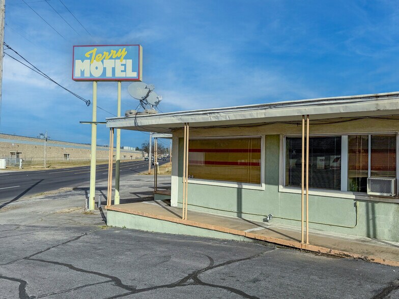 Primary Photo Of 4020 Midland Blvd, Fort Smith Hotel For Sale