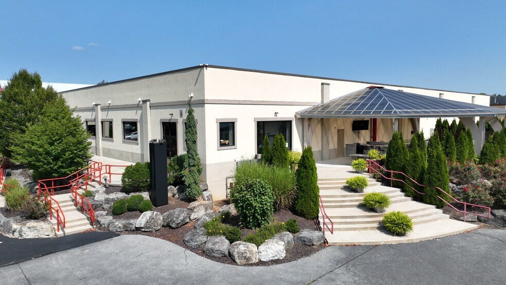 More Photos Of 1800 Sullivan Trl, Easton Storefront For Lease