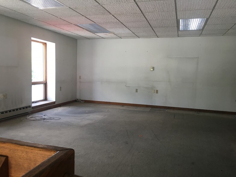 More Photos Of 615 Front St, Whitehall Service For Lease