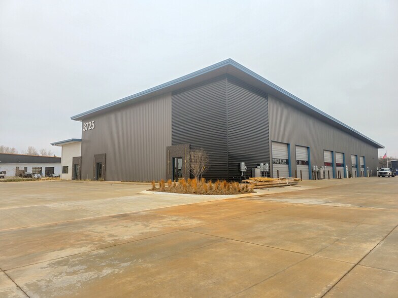 More Photos Of 3725 NE 104th St, Oklahoma City Light Distribution For Lease