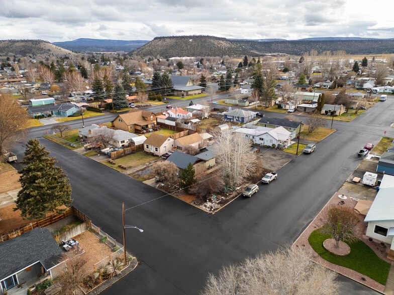 More Photos Of 344 SE Elm St, Prineville Flex For Sale