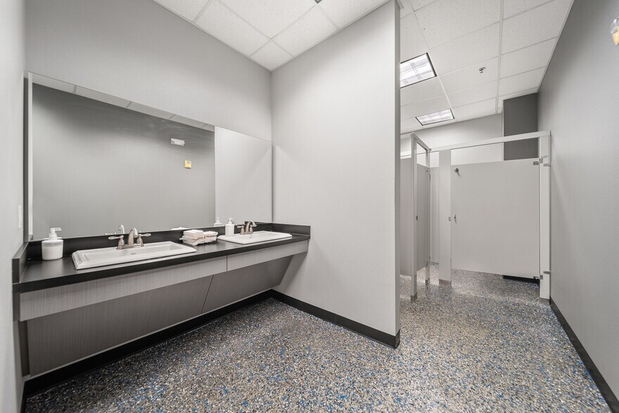 More Photos Of 210 SE 34th St, Bentonville Office For Sale