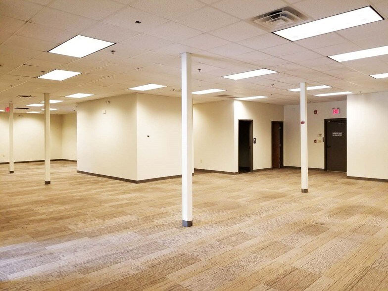 More Photos Of 2142 -2160 W Chesterfield Blvd, Springfield Storefront Retail Office For Lease