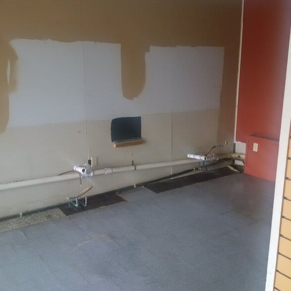 More Photos Of 6810 S Cedar St, Lansing Storefront Retail Office For Lease