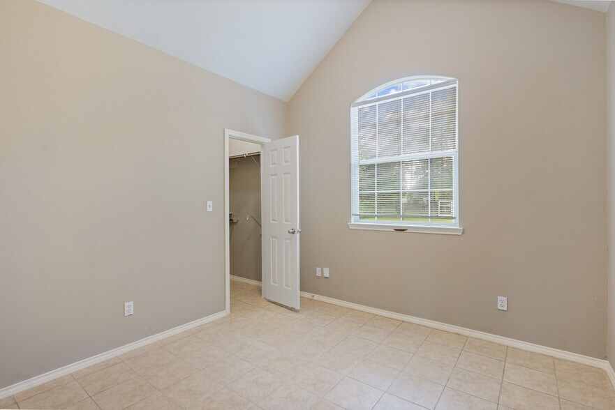 More Photos Of 9104 N Green River Dr, Houston Specialty For Sale