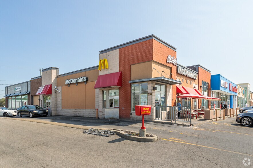 More Photos Of 2600 Rue Victoria, Montréal Freestanding For Lease