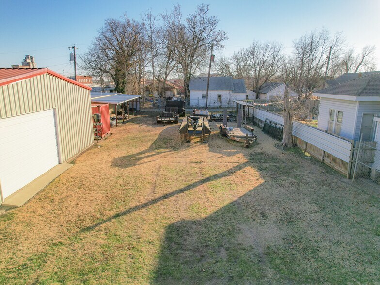 More Photos Of 210-212 N Pine St, Ponca City Light Distribution For Sale