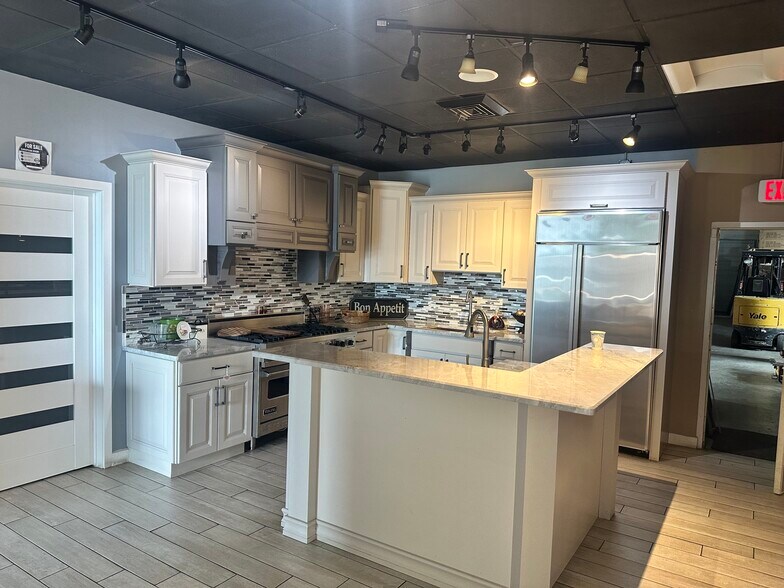 More Photos Of 1401 Busse Rd, Elk Grove Village Showroom For Lease
