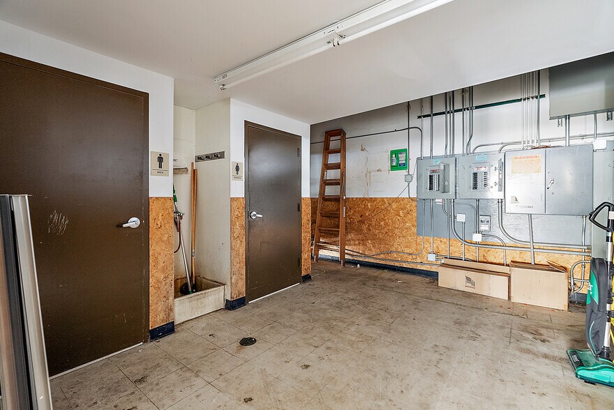 More Photos Of 43 S Maple St, Grant Freestanding For Sale