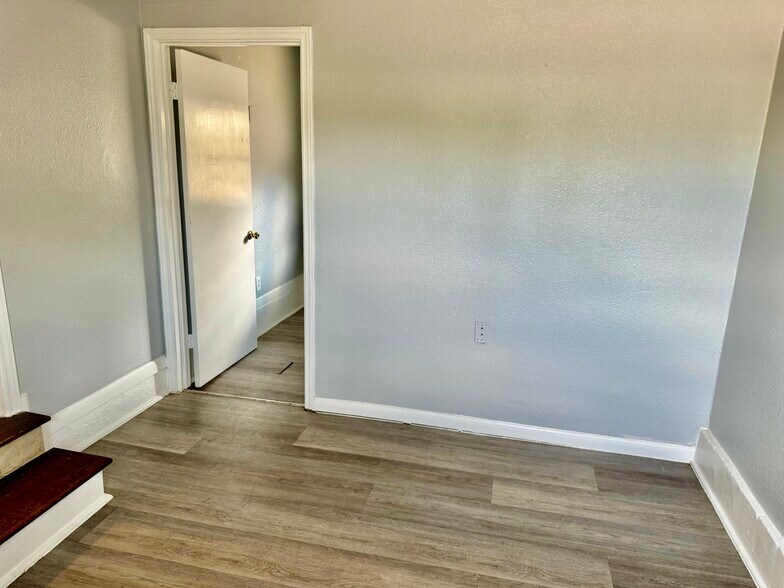 More Photos Of 1612 E Belt Line Rd, Carrollton Office For Sale