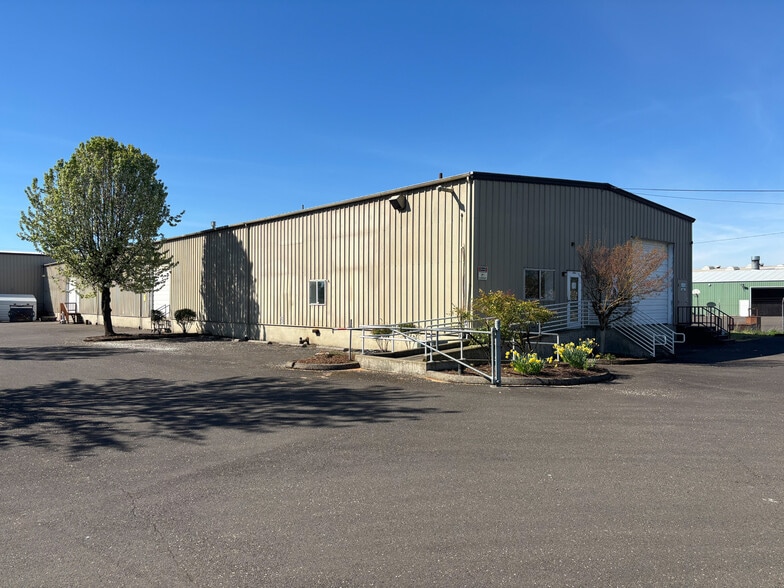 Primary Photo Of 250 SE Booth Bend Rd, McMinnville Manufacturing For Lease