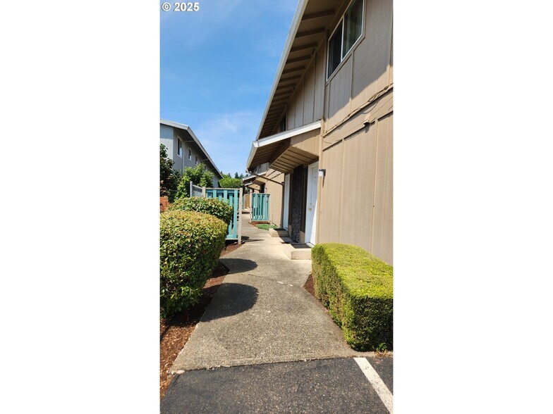 More Photos Of 2510 E 8TH St, Vancouver Apartments For Sale